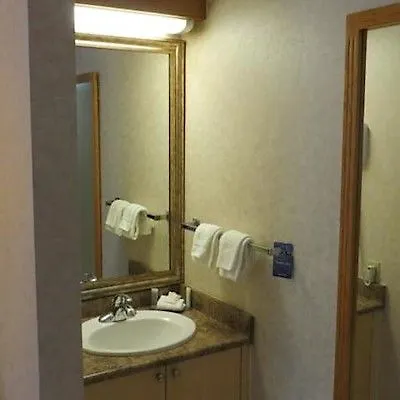 Days Inn By Wyndham Victoria Uptown Hotel