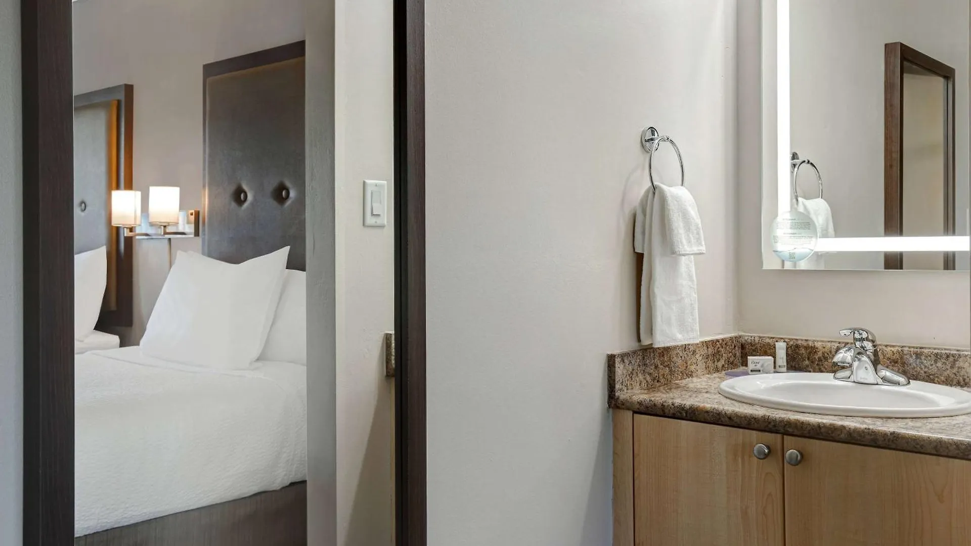 Hotel Days Inn By Wyndham Victoria Uptown